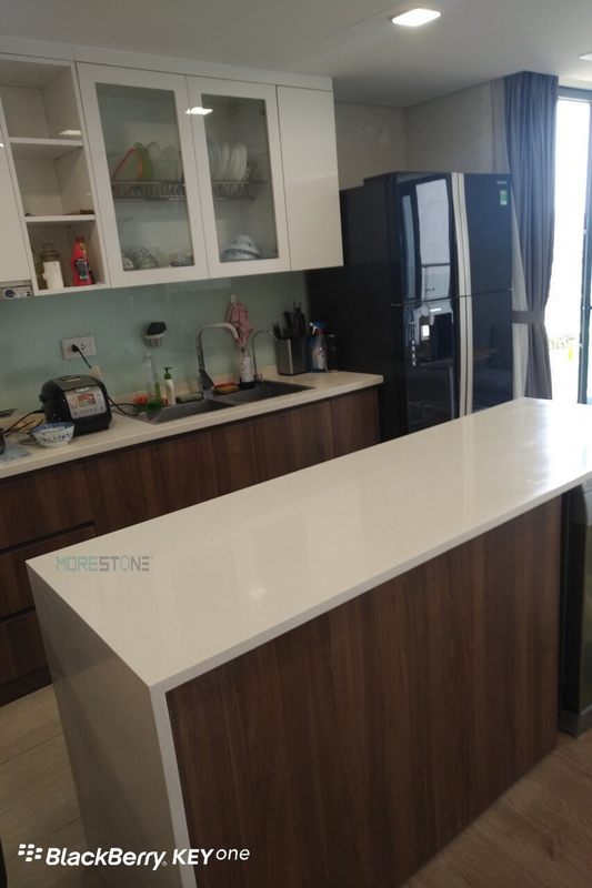 Việc thi công mặt đá Himacs trắng tinh tế cho không gian bếp sẽ giúp nó trở nên sang trọng và tiện nghi hơn.